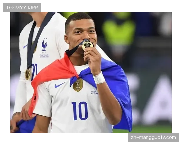 特写镜头：安切洛蒂在伯纳乌场边频繁调整战术板，指挥维尼修斯与罗德里戈换位